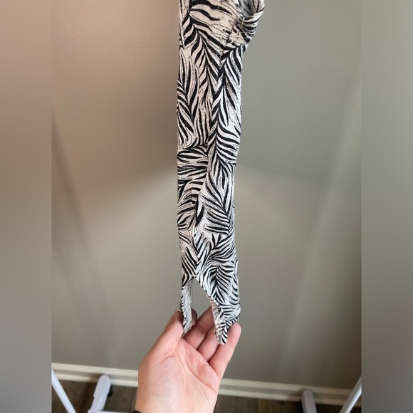 Tahari 100% linen palm leaf tropical style drop shoulder v-neck shirt - Picture 3 of 6